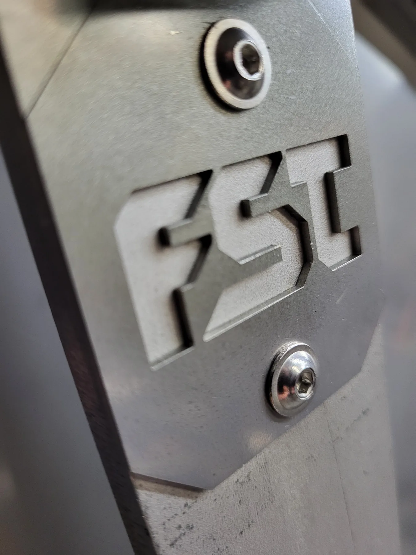 FST Logo auf Edelstahl-Typenschild in Nahaufnahme